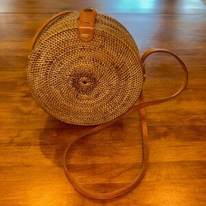 ROUND RATTAN BAG LEATHER STRAP AND TRIM CROSSBODY TAN COTTON LINED SNAP CLOSURE